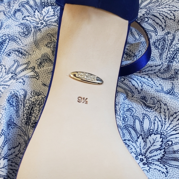 New with box and dustbag. SIZE 9.5 - Picture 2 of 3